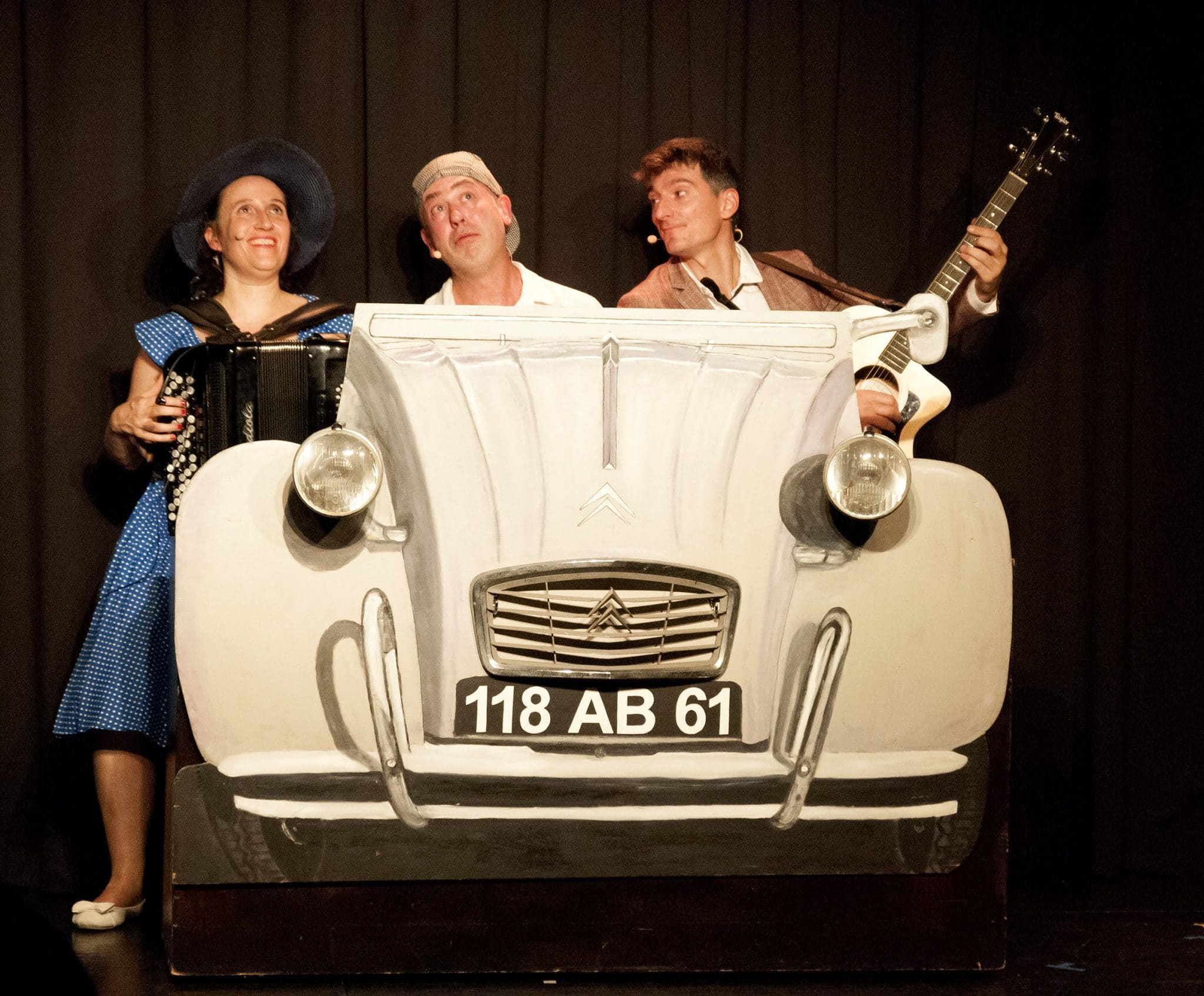 le trio dans la 2cv